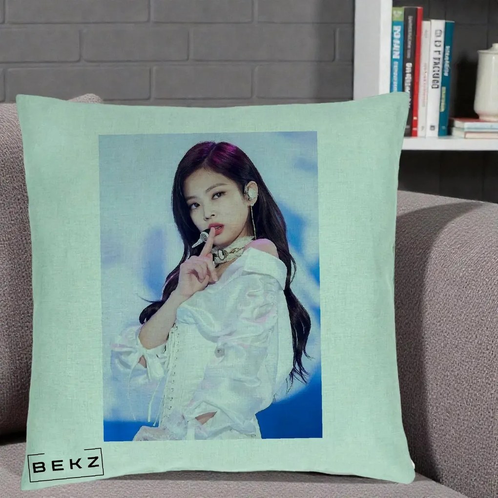 Perna Personalizata K-pop BLACKPINK Jennie Concert Alb cu Microfon, 40x40 cm, Verde Menta, Husa Detasabila, Perna Inclusa, BEKZ®