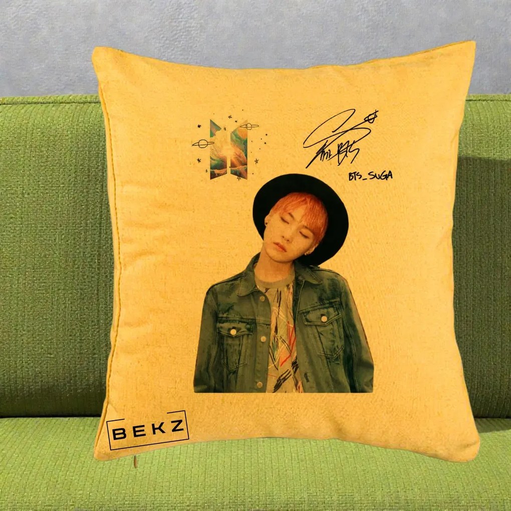 Perna Personalizata K-pop BTS Suga par Portocaliu Palarie Autograf, 40x40 cm, Galben, Husa Detasabila, Perna Inclusa, BEKZ®