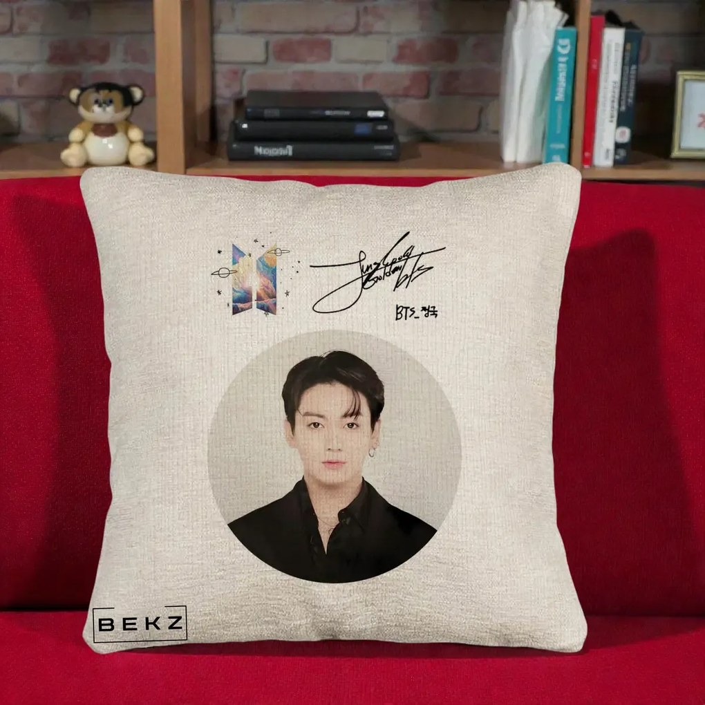 Perna Personalizata K-pop BTS Jungkook Portret cu Autograf, 40x40 cm, Bej Canapea, Husa Detasabila, Perna Inclusa, BEKZ®