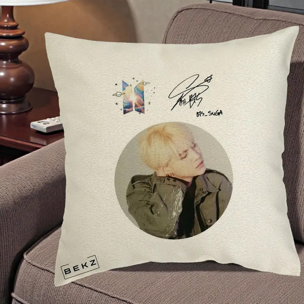 Perna Personalizata K-pop BTS Suga Portret cu Autograf, 40x40 cm, Ecru, Husa Detasabila, Perna Inclusa, BEKZ®