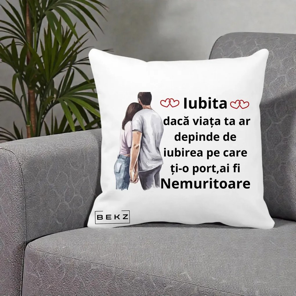 Cadou pentru Iubita - Perna Personalizata Iubita Nemuritoare cu Cuplu Acuarela Roz si Inimi, 40x40 cm, Alba Mata, Husa Detasabila, Perna Inclusa, BEKZ®