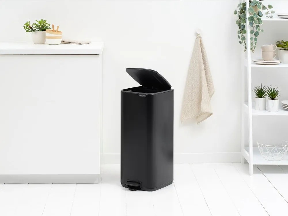 Coș de gunoi negru mat cu pedală din oțel 30 l Bo – Brabantia