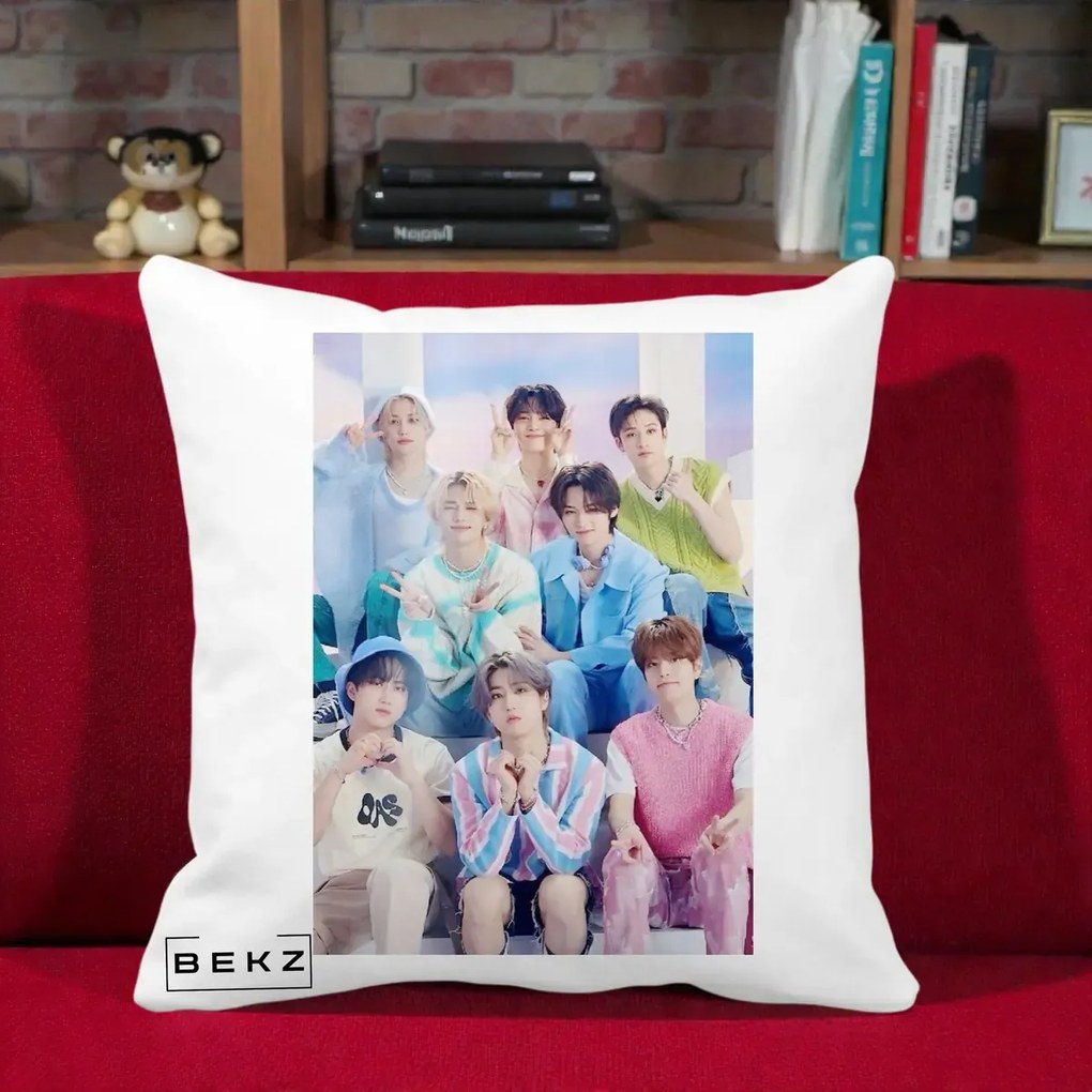 Perna Personalizata K-Pop Grup Foto Pasteluri cu 8 Artisti, 40x40 cm, Alba Mata, Husa Detasabila, Perna Inclusa, BEKZ®