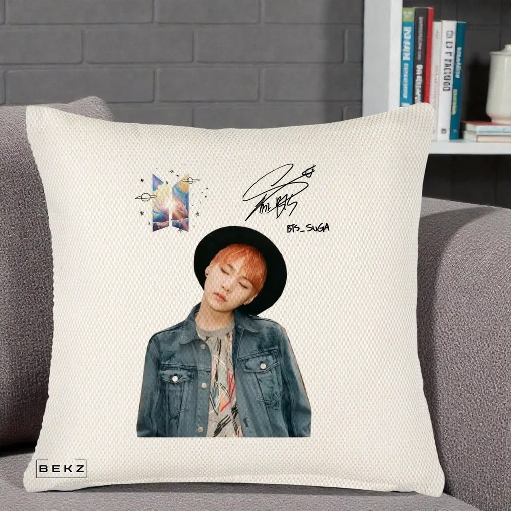 Perna Personalizata K-pop BTS Suga par Portocaliu Palarie Autograf, 40x40 cm, Crem Reliefat, Husa Detasabila, Perna Inclusa, BEKZ®
