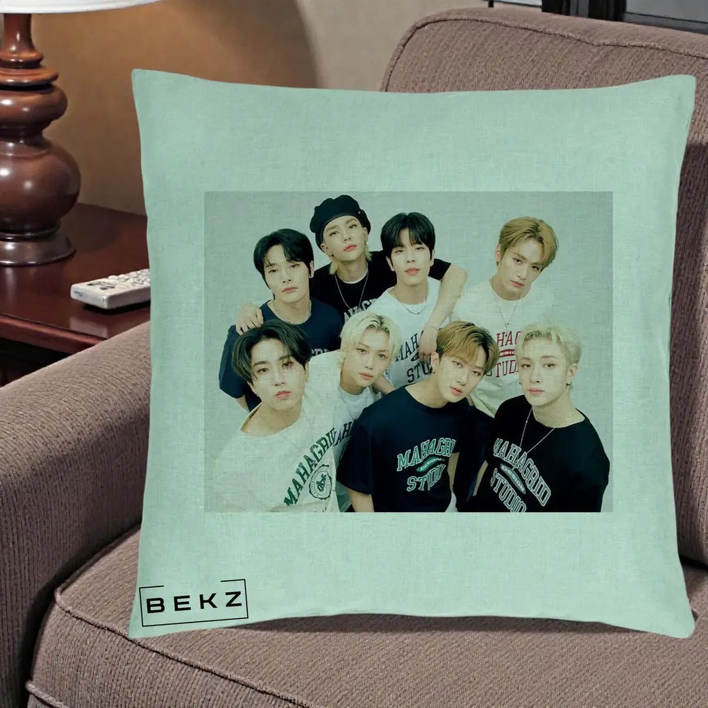 Perna Personalizata K-pop Stray Kids Foto Grup Fara Text, 40x40 cm, Verde Menta, Husa Detasabila, Perna Inclusa, BEKZ®