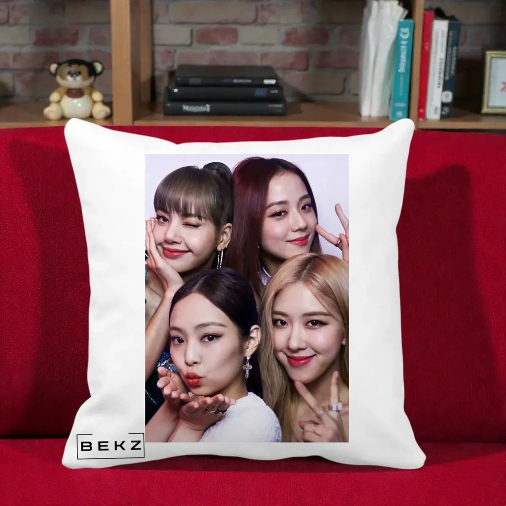 Perna Personalizata K-pop BLACKPINK Foto Grup Selfie 4 Membre, 40x40 cm, Alba Mata, Husa Detasabila, Perna Inclusa, BEKZ®