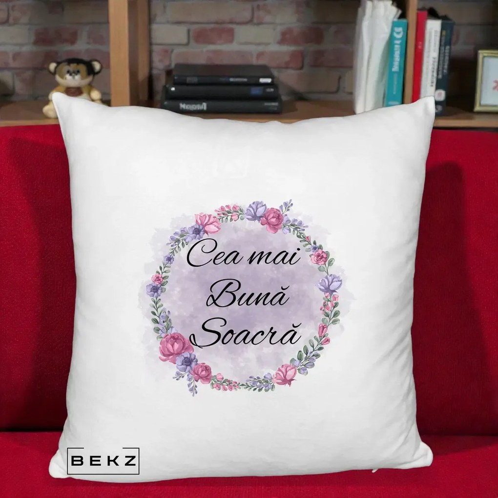 Cadou pentru Soacra - Perna Personalizata Cea mai Buna Soacra cu Coronita Flori Roz si Mov, 40x40 cm, Alb Pufos, Husa Detasabila, Perna Inclusa, BEKZ®