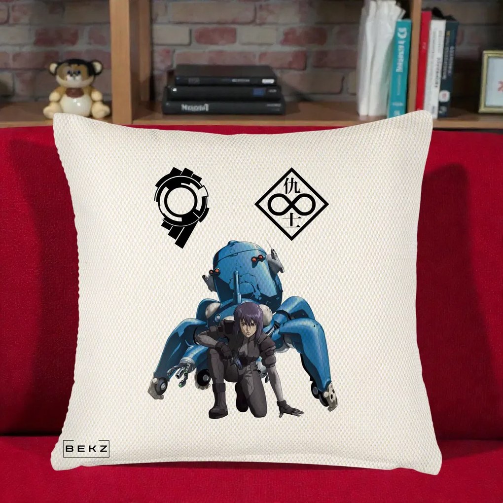 Perna Personalizata Ghost in the Shell Motoko si Tachikoma, 40x40 cm, Crem Reliefat, Husa Detasabila, Perna Inclusa, BEKZ®