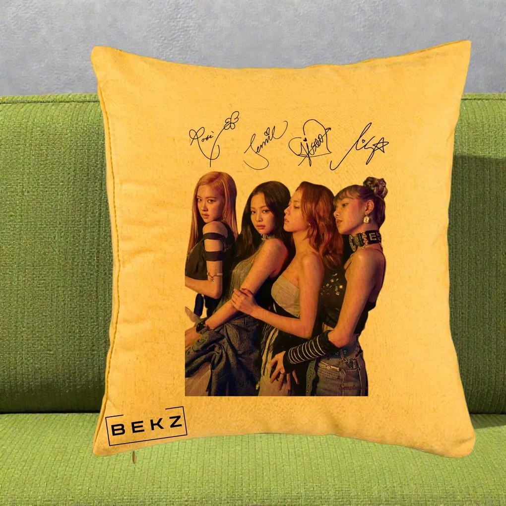 Perna Personalizata K-pop BLACKPINK Fotografie Grup Autografe Deasupra, 40x40 cm, Galben, Husa Detasabila, Perna Inclusa, BEKZ®