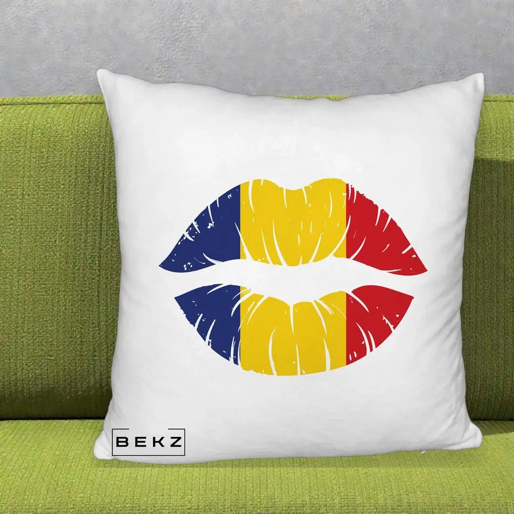 Perna personalizata Buze Tricolor Romania, 40x40 cm cu Umplutura, Alb Pufos, BEKZ