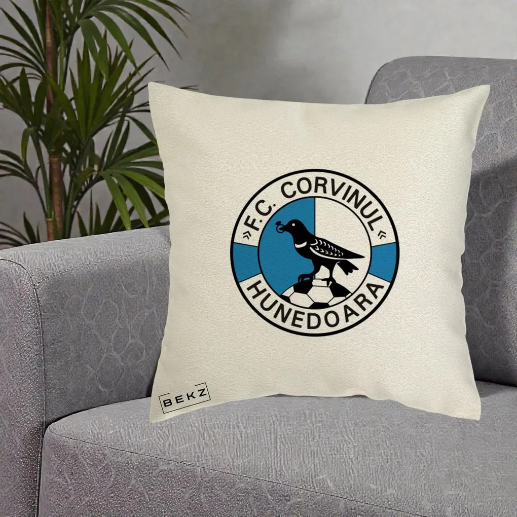 Perna Personalizata FC Corvinul Hunedoara Fotbal, 40x40 cm, Ecru, Husa Detasabila, Perna Inclusa, BEKZ®