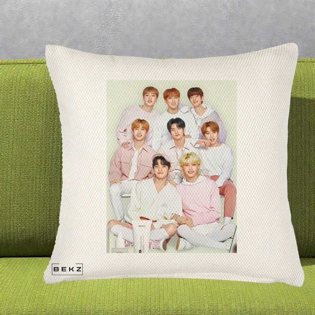 Perna Personalizata K-pop Stray Kids Foto Grup Pastel Roz-Alb cu 8 Membrii, 40x40 cm, Crem Reliefat, Husa Detasabila, Perna Inclusa, BEKZ®