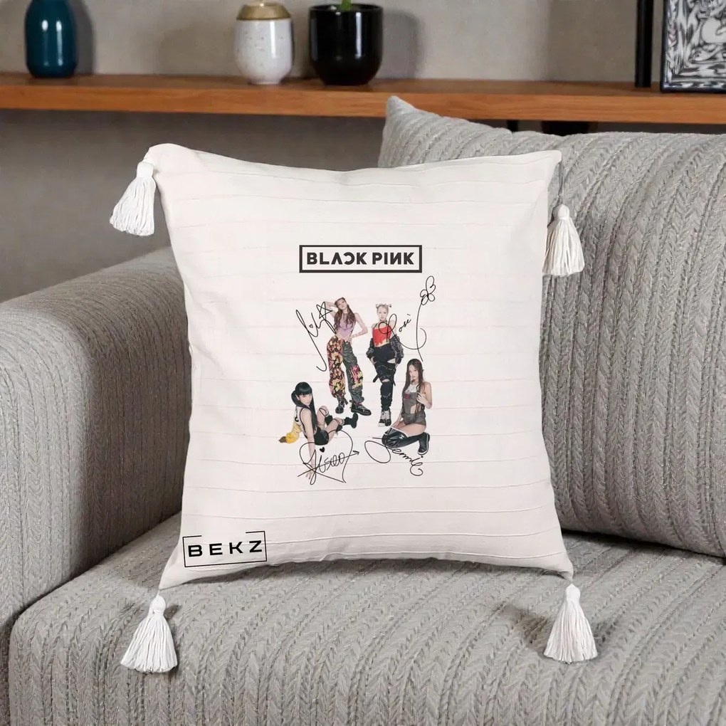 Perna Personalizata K-pop BLACKPINK Fotografie Grup Autografe Toate Membre, 40x40 cm, Bej cu Franjuri, Husa Detasabila, Perna Inclusa, BEKZ®