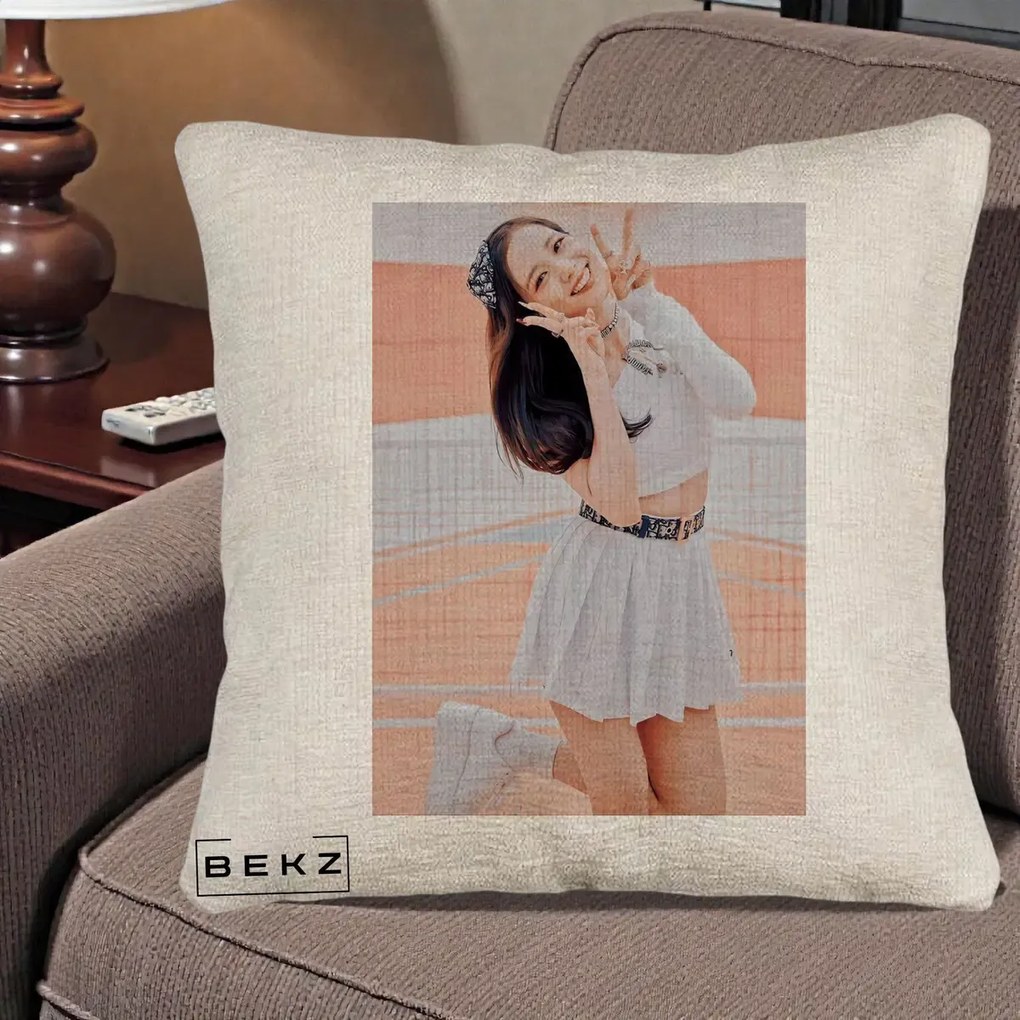 Perna Personalizata K-pop BLACKPINK Nayeon/Jisoo Tenis Alb, 40x40 cm, Bej Canapea, Husa Detasabila, Perna Inclusa, BEKZ®