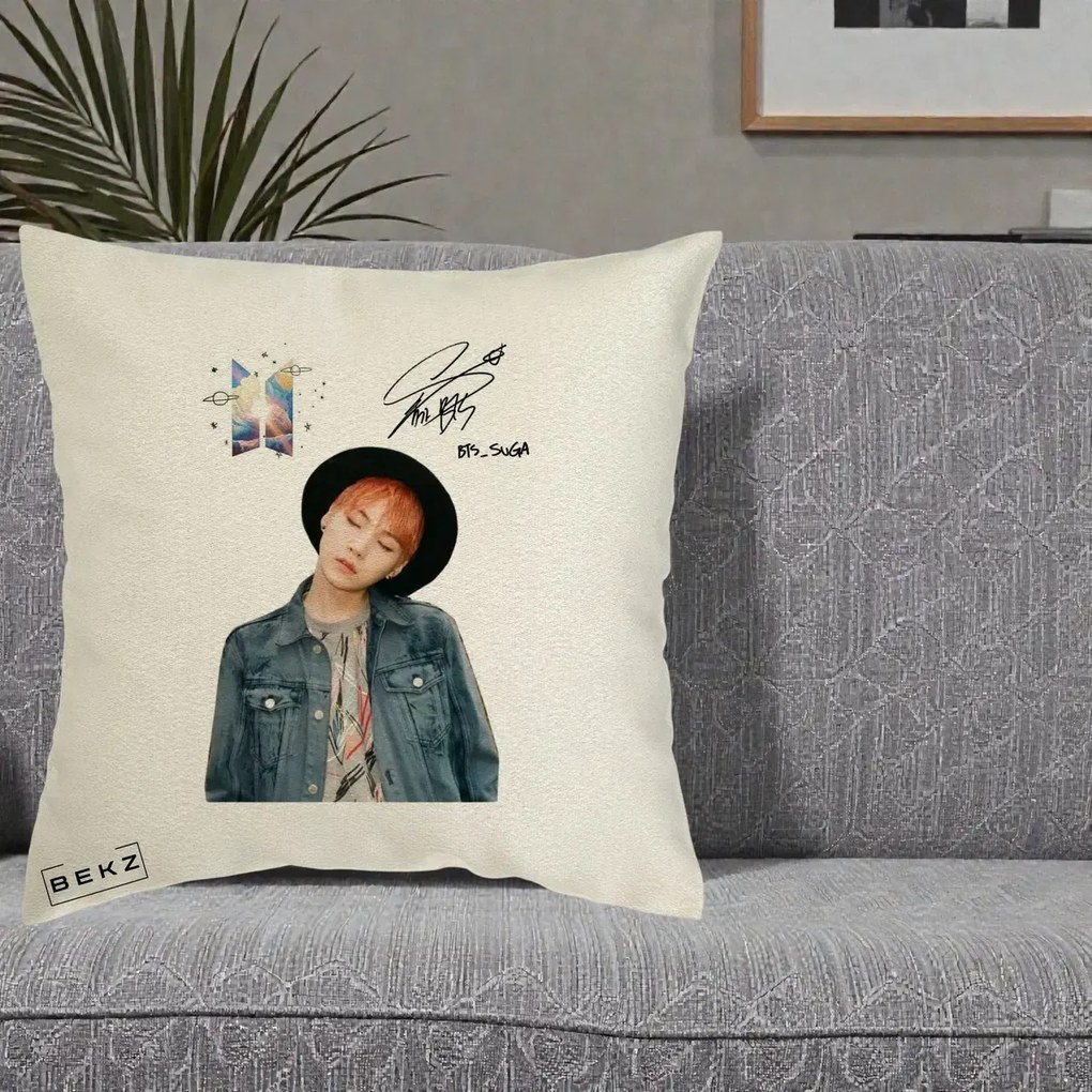 Perna Personalizata K-pop BTS Suga par Portocaliu Palarie Autograf, 40x40 cm, Ecru, Husa Detasabila, Perna Inclusa, BEKZ®