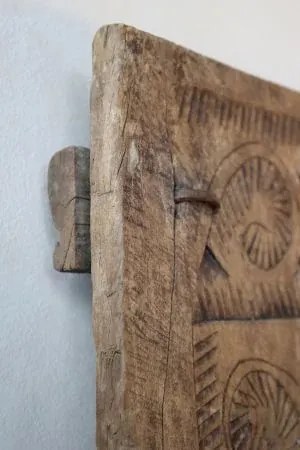 Ușă decorativă din lemn vechi reciclat sculptat manual, "Grimaud"