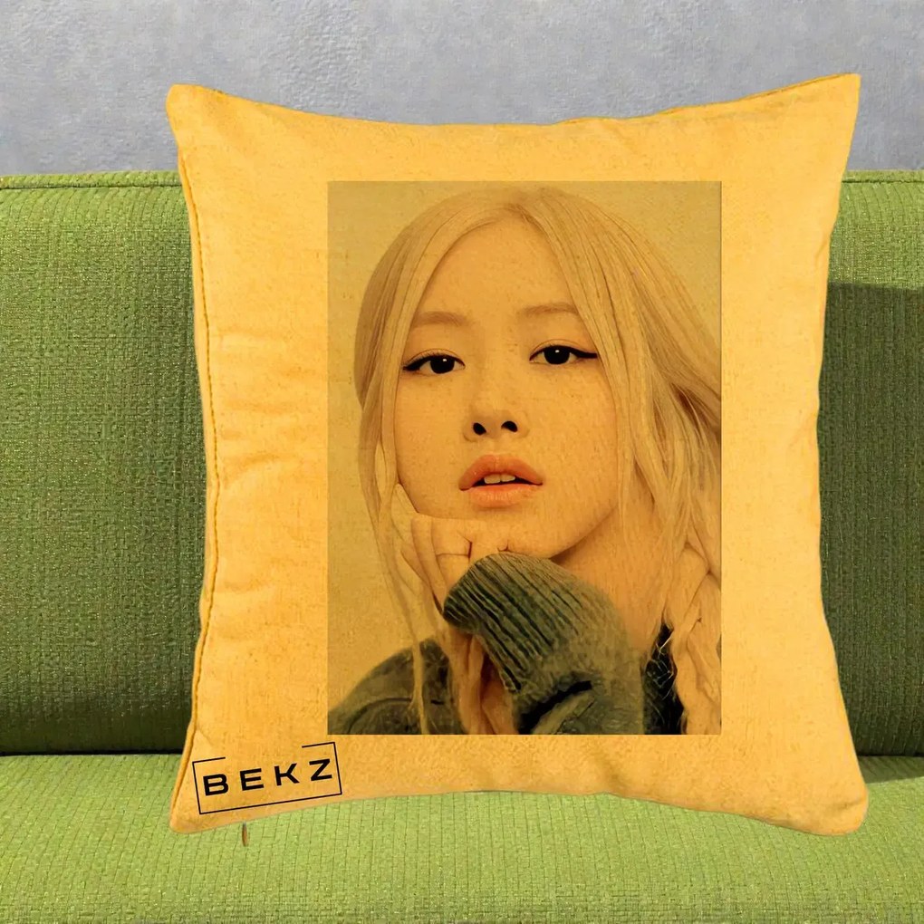 Perna Personalizata K-pop BLACKPINK Rose cu Jucarie de Plus, 40x40 cm, Galben, Husa Detasabila, Perna Inclusa, BEKZ®