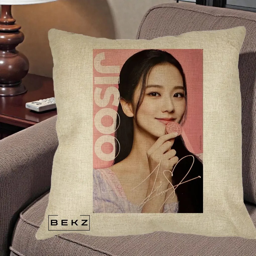 Perna Personalizata K-pop BLACKPINK Jisoo cu Semnatura si Fond Roz, 40x40 cm, Crem, Husa Detasabila, Perna Inclusa, BEKZ®