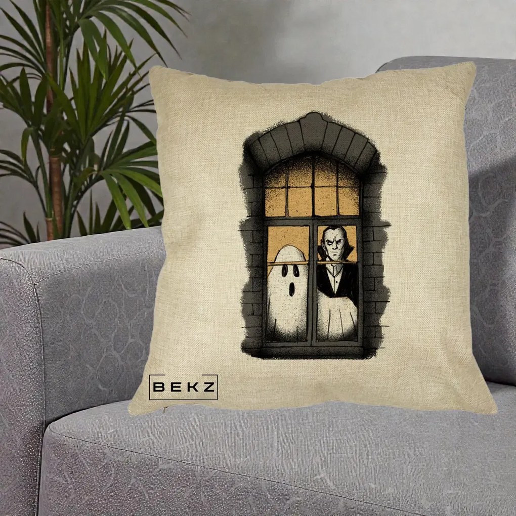 Perna Decorativa Halloween Fantoma si Dracula la Fereastra, 40x40 cm, Crem, Husa Detasabila, Perna Inclusa, BEKZ®
