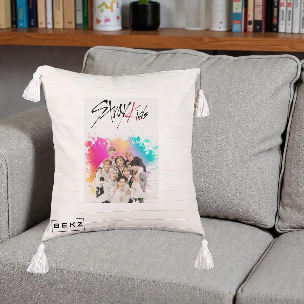 Perna Personalizata K-pop Stray Kids cu Splash Multicolor, 40x40 cm, Bej cu Franjuri, Husa Detasabila, Perna Inclusa, BEKZ®