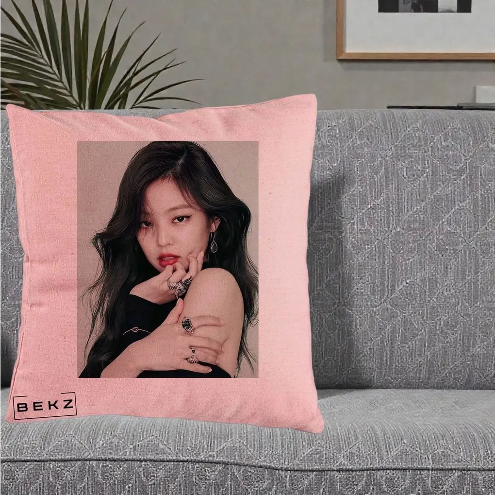 Perna Personalizata K-pop BLACKPINK Jennie Editorial Negru cu Inele, 40x40 cm, Roz, Husa Detasabila, Perna Inclusa, BEKZ®