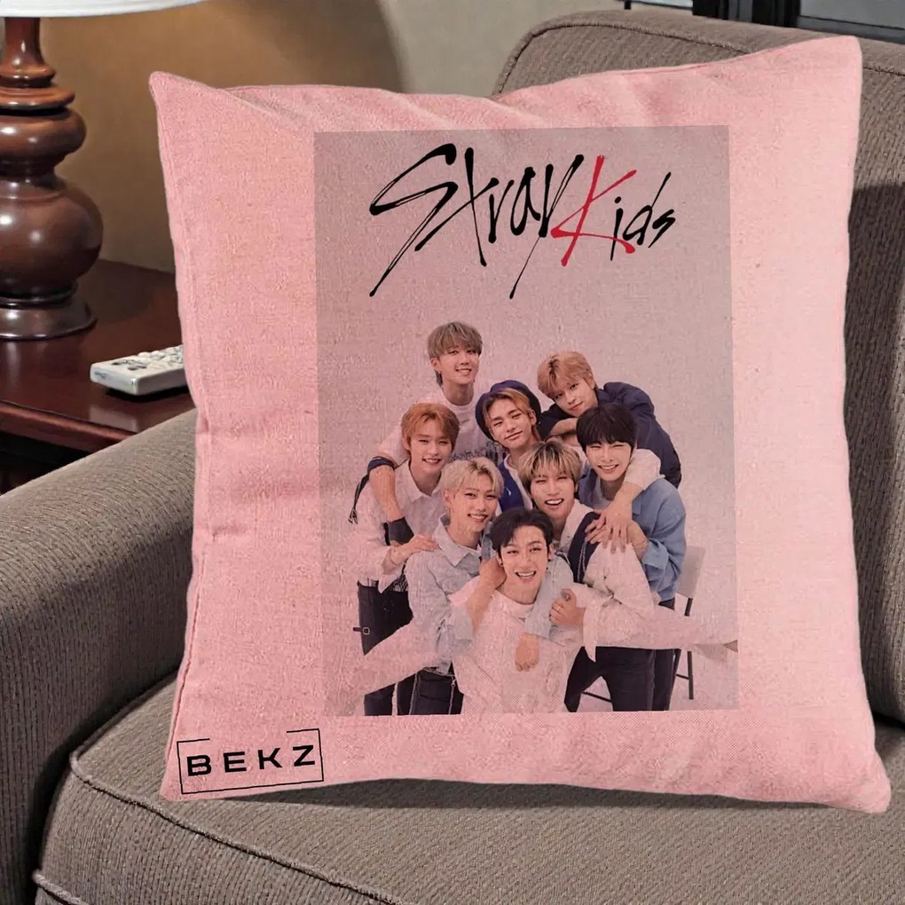 Perna Personalizata K-pop Stray Kids cu Foto Grup Alb-Albastru, 40x40 cm, Roz, Husa Detasabila, Perna Inclusa, BEKZ®