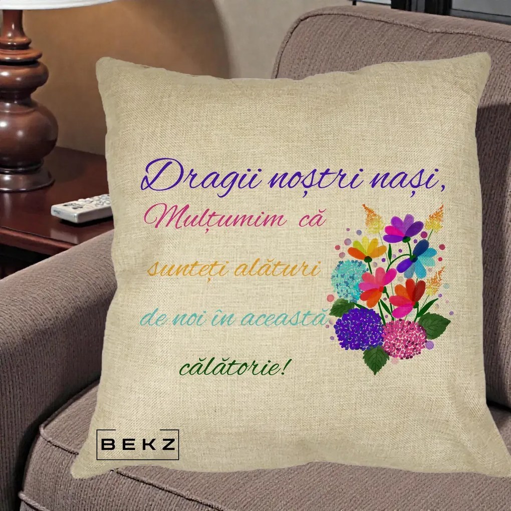 Perna Personalizata Dragii Nostri Nasi Multumim cu Flori Multicolore Colorat, 40x40 cm, Crem, Husa Detasabila, Perna Inclusa, BEKZ®