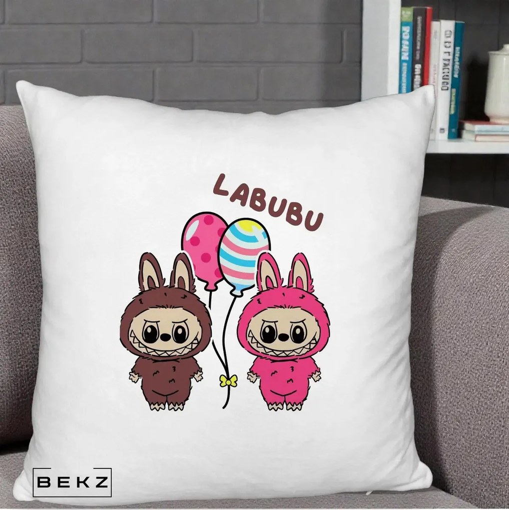 Perna Personalizata Labubu Cuplu cu Baloane, 40x40 cm, Alb Pufos, Husa Detasabila, Perna Inclusa, BEKZ®