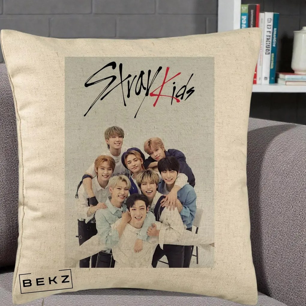 Perna Personalizata K-pop Stray Kids cu Foto Grup Alb-Albastru, 40x40 cm, Bej, Husa Detasabila, Perna Inclusa, BEKZ®