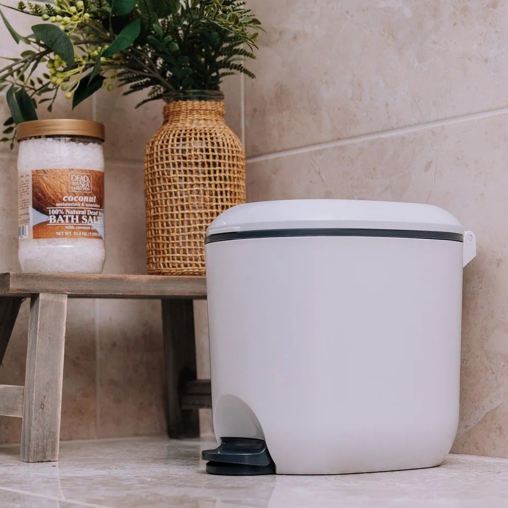 Coș de gunoi alb cu pedală din plastic 3,5 l – Addis