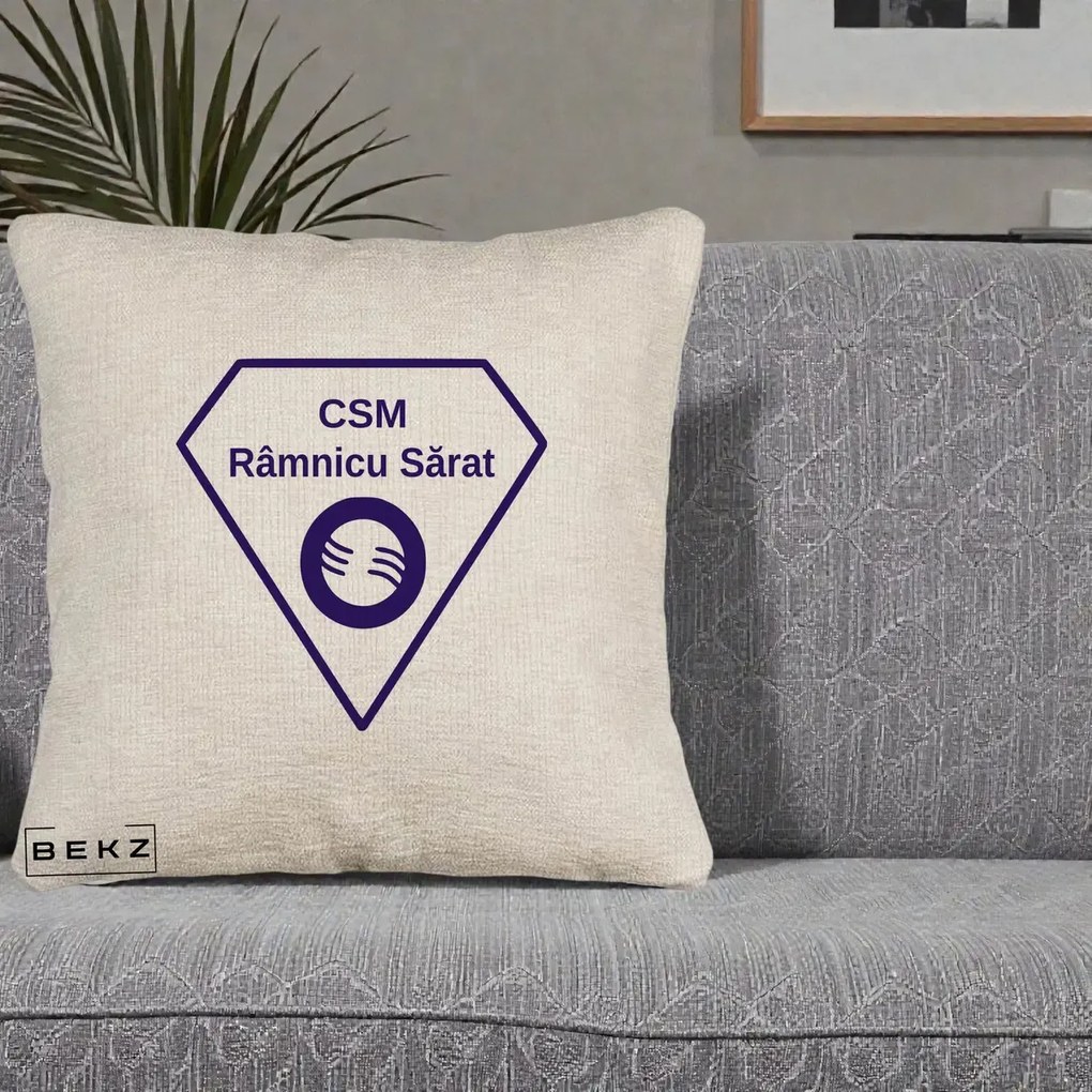 Perna Personalizata CSM Ramnicu Sarat Fotbal, 40x40 cm, Bej Canapea, Husa Detasabila, Perna Inclusa, BEKZ®