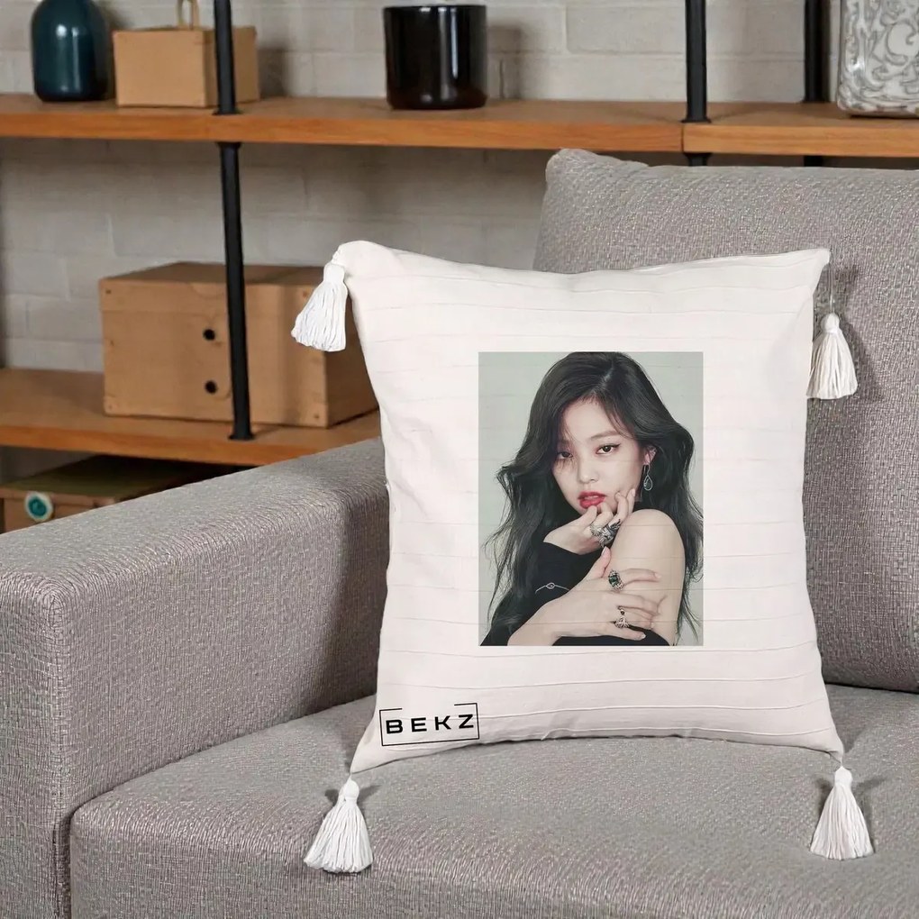 Perna Personalizata K-pop BLACKPINK Jennie Editorial Negru cu Inele, 40x40 cm, Bej cu Franjuri, Husa Detasabila, Perna Inclusa, BEKZ®