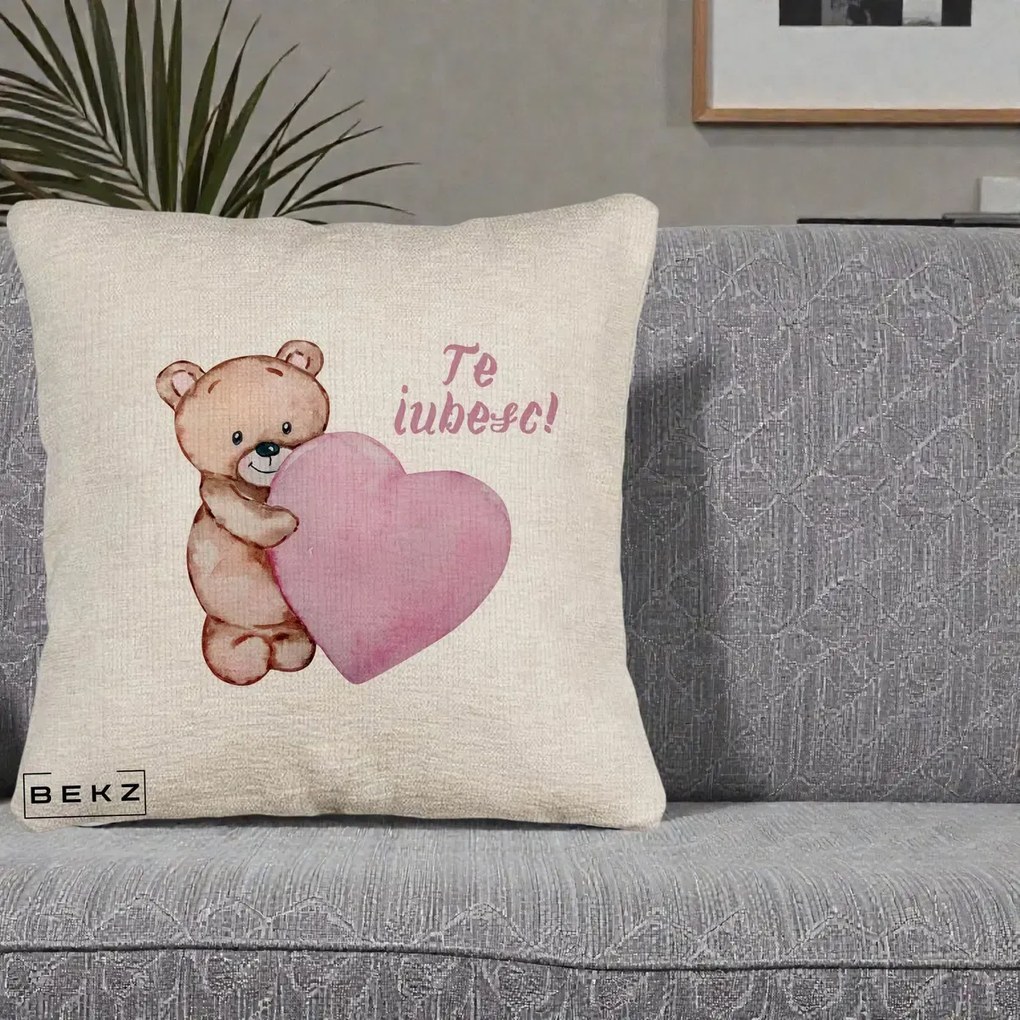 Cadou Romantic - Perna Personalizata Te Iubesc Ursulet cu Inima Roz Acuarela, 40x40 cm, Bej Canapea, Husa Detasabila, Perna Inclusa, BEKZ®