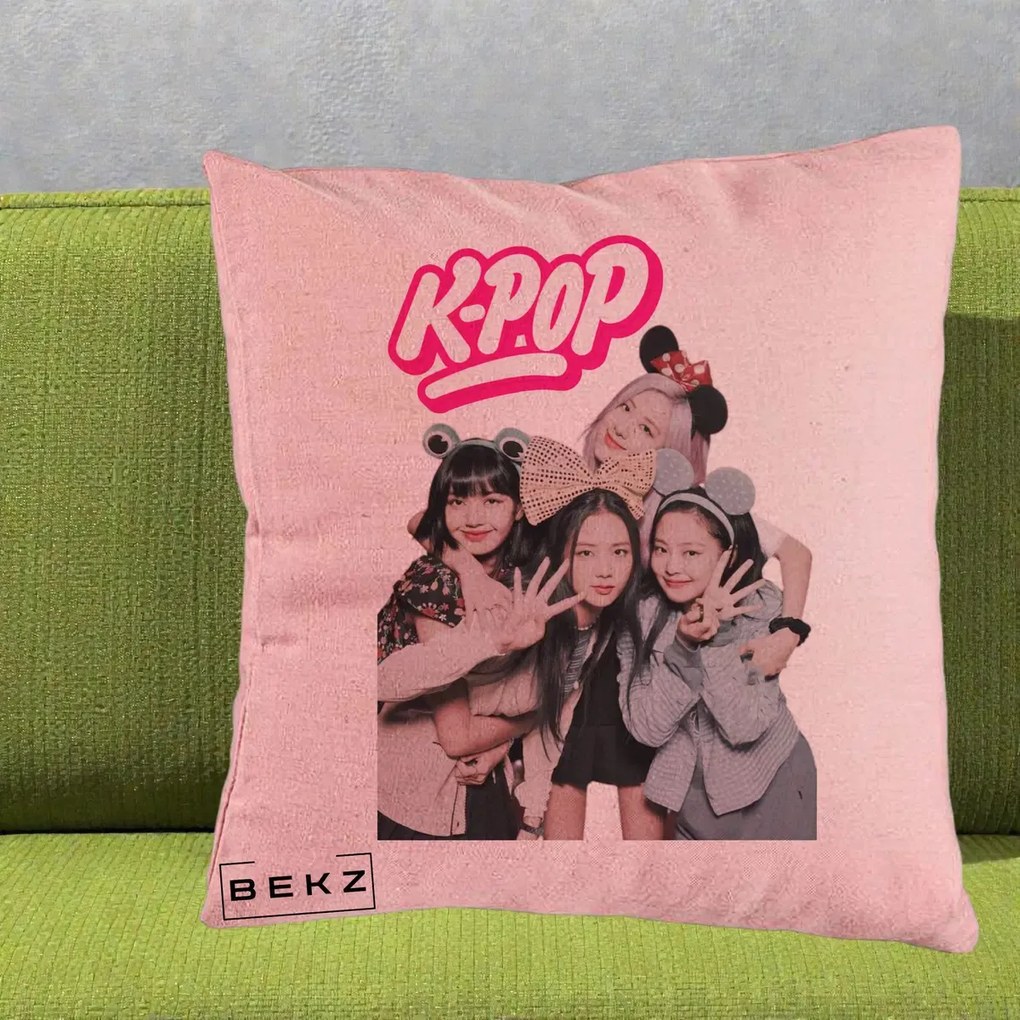 Perna Personalizata BLACKPINK K-Pop Grup Pozitii Amuzante, 40x40 cm, Roz, Husa Detasabila, Perna Inclusa, BEKZ®