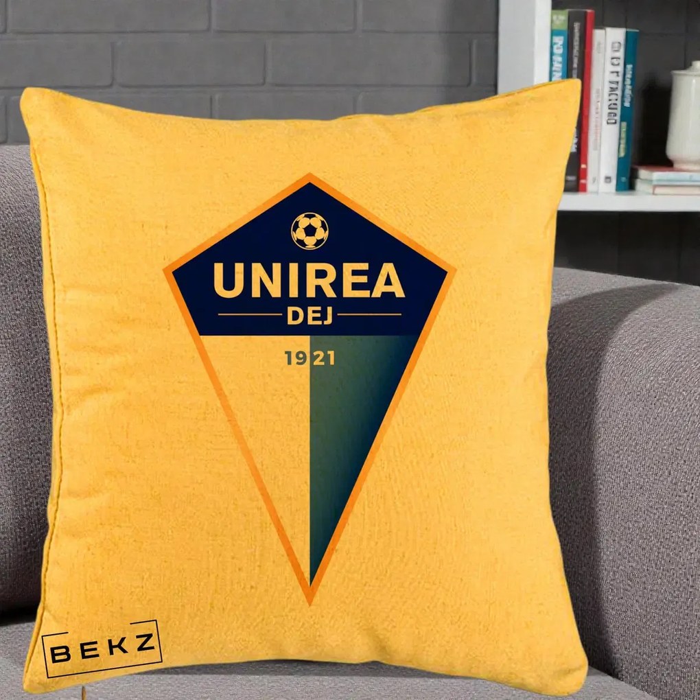 Perna Personalizata Unirea Dej 1921 Fotbal, 40x40 cm, Galben, Husa Detasabila, Perna Inclusa, BEKZ®