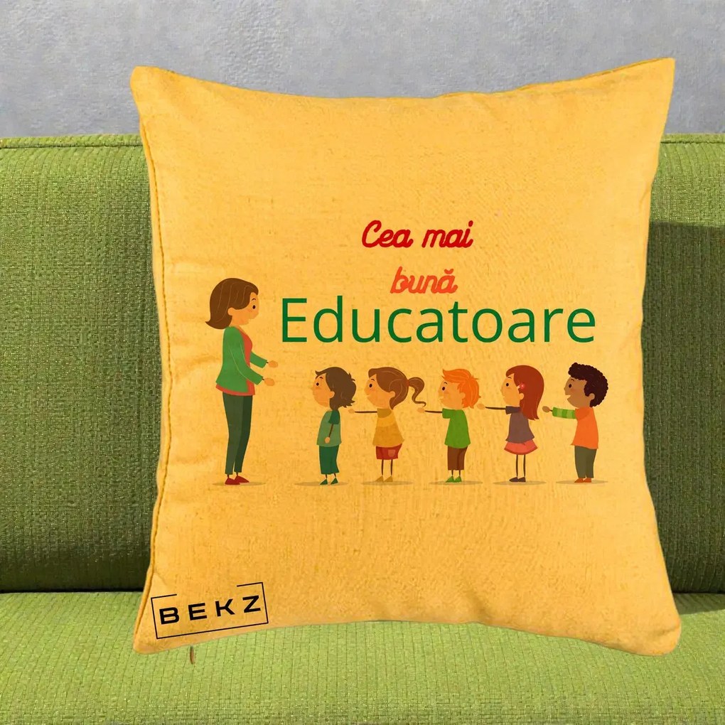 Cadou pentru Educatoare - Perna Personalizata Cea mai Buna Educatoare cu Ilustratie Copii si Educatoare, 40x40 cm, Galben, Husa Detasabila, Perna Inclusa, BEKZ®