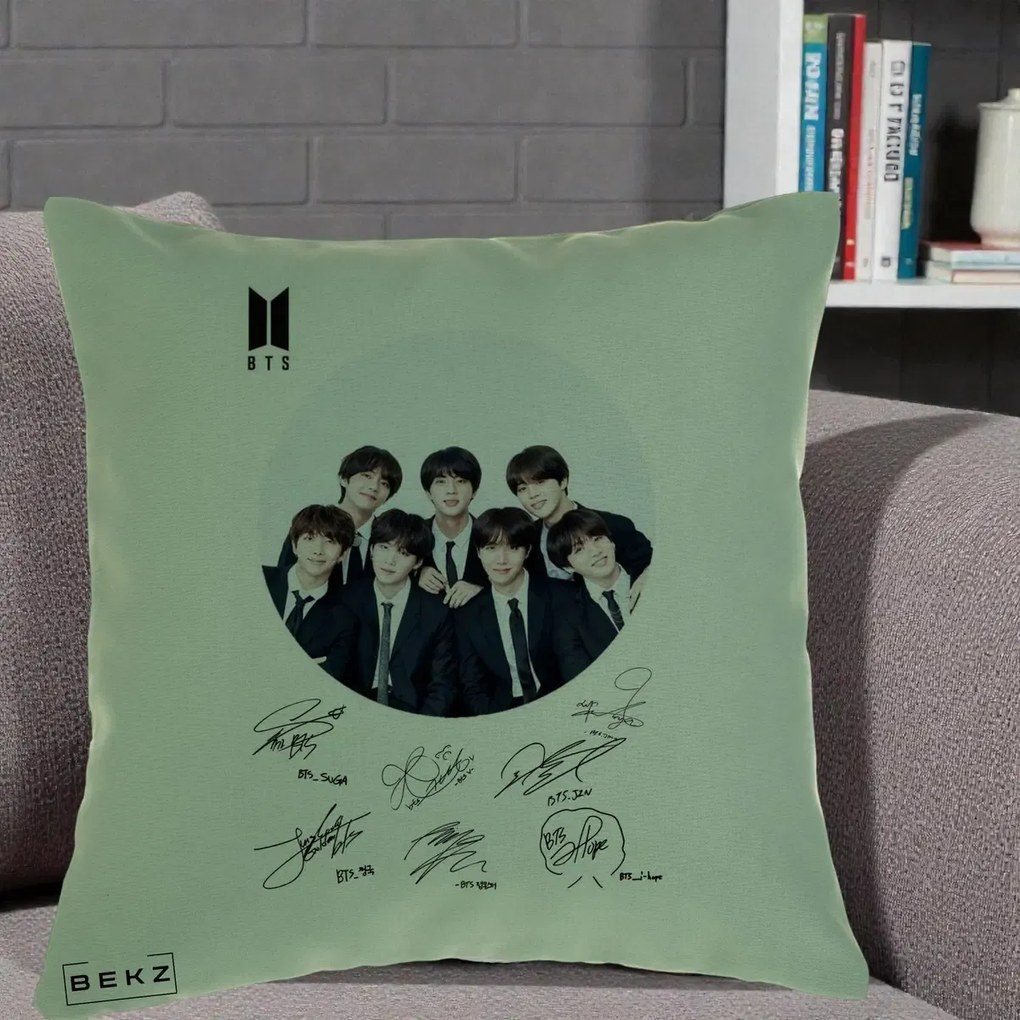 Perna Personalizata K-pop BTS Fotografie Grup Costum Negru si Autografe Cerc, 40x40 cm, Verde, Husa Detasabila, Perna Inclusa, BEKZ®