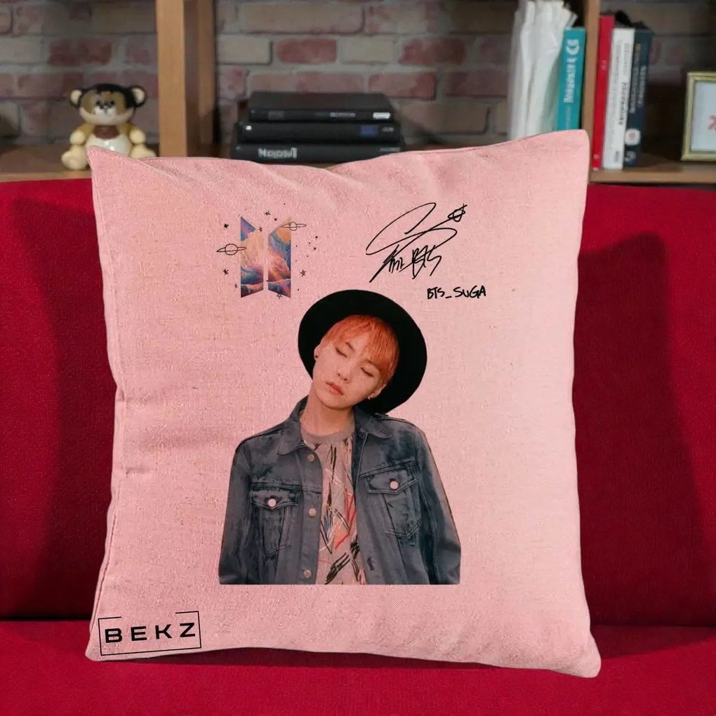 Perna Personalizata K-pop BTS Suga par Portocaliu Palarie Autograf, 40x40 cm, Roz, Husa Detasabila, Perna Inclusa, BEKZ®