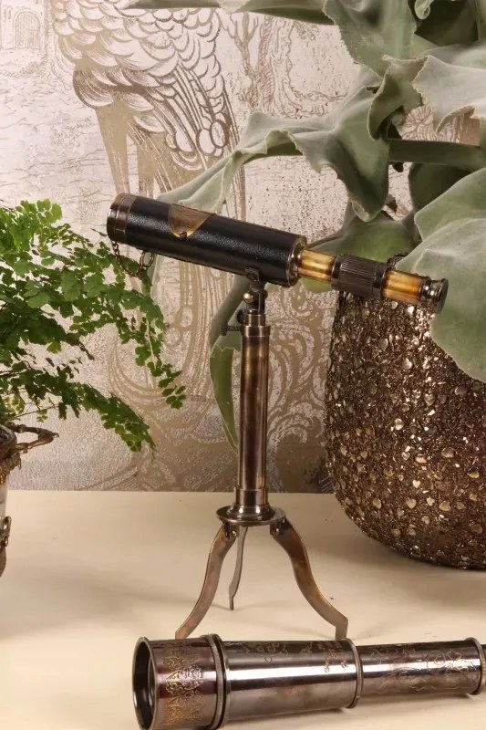 Telescop decorativ cu trepied din alamă și piele, negru și auriu, cu lentile reale și capac pe lanț, aspect vintage, finisaj antichizat, 35 x 25 x 14
