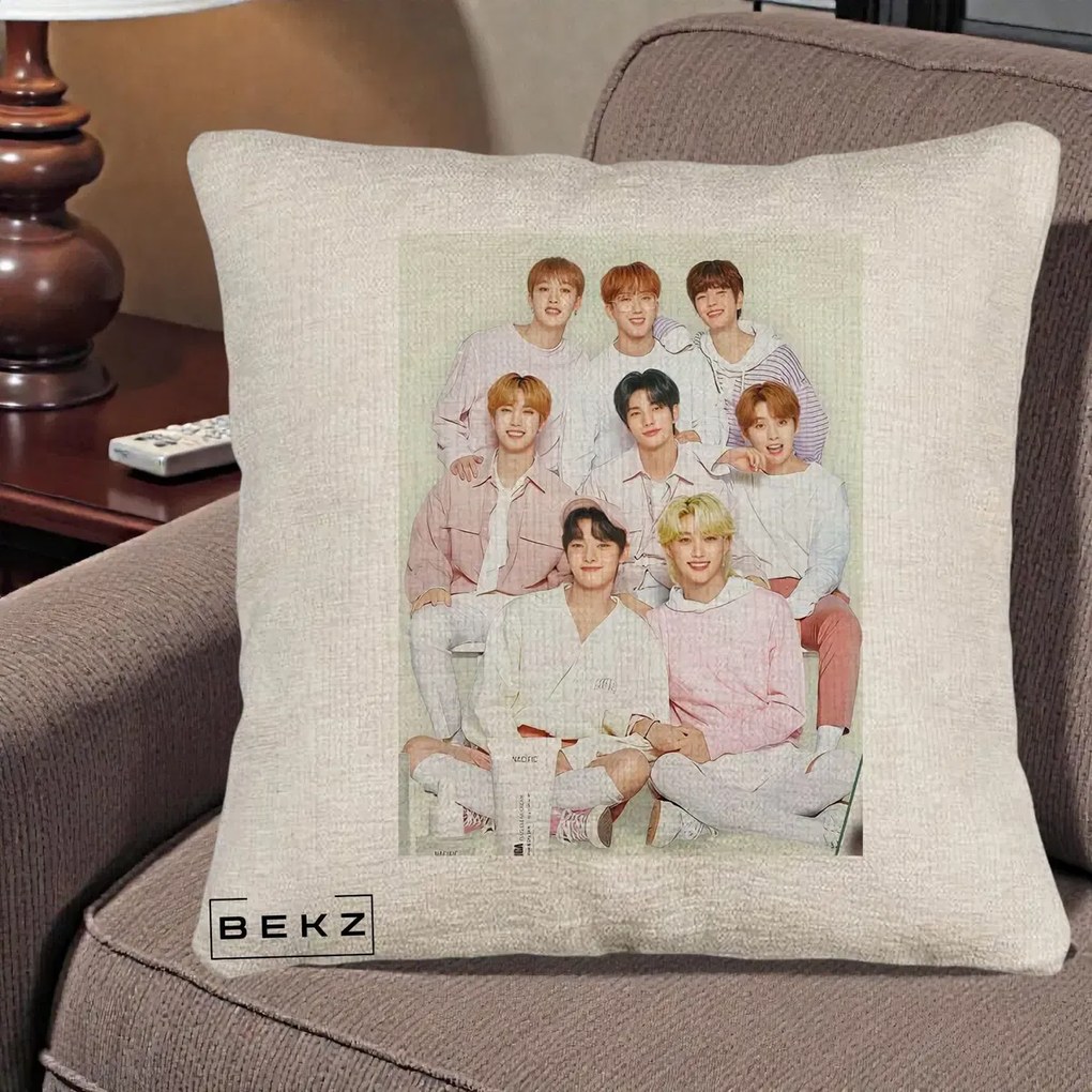 Perna Personalizata K-pop Stray Kids Foto Grup Pastel Roz-Alb cu 8 Membrii, 40x40 cm, Bej Canapea, Husa Detasabila, Perna Inclusa, BEKZ®