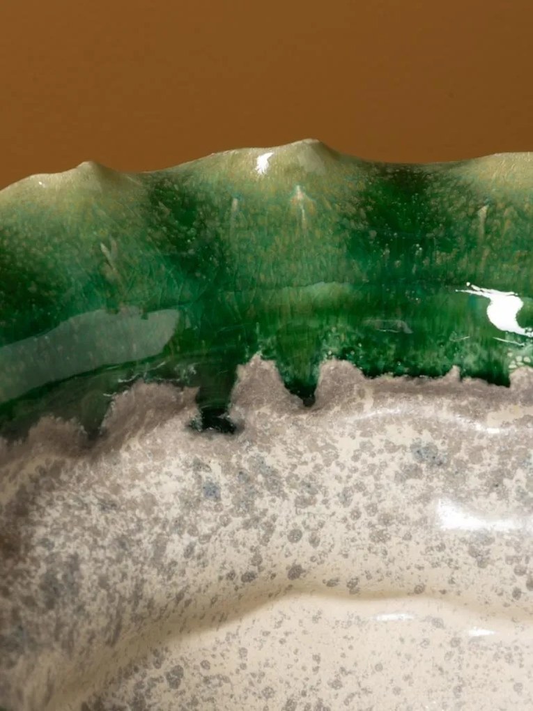 Bol pentru fructe din ceramică artizanală natur cu margini sculptate ondulat, verde, 18,5 × 33 cm, „Corola"