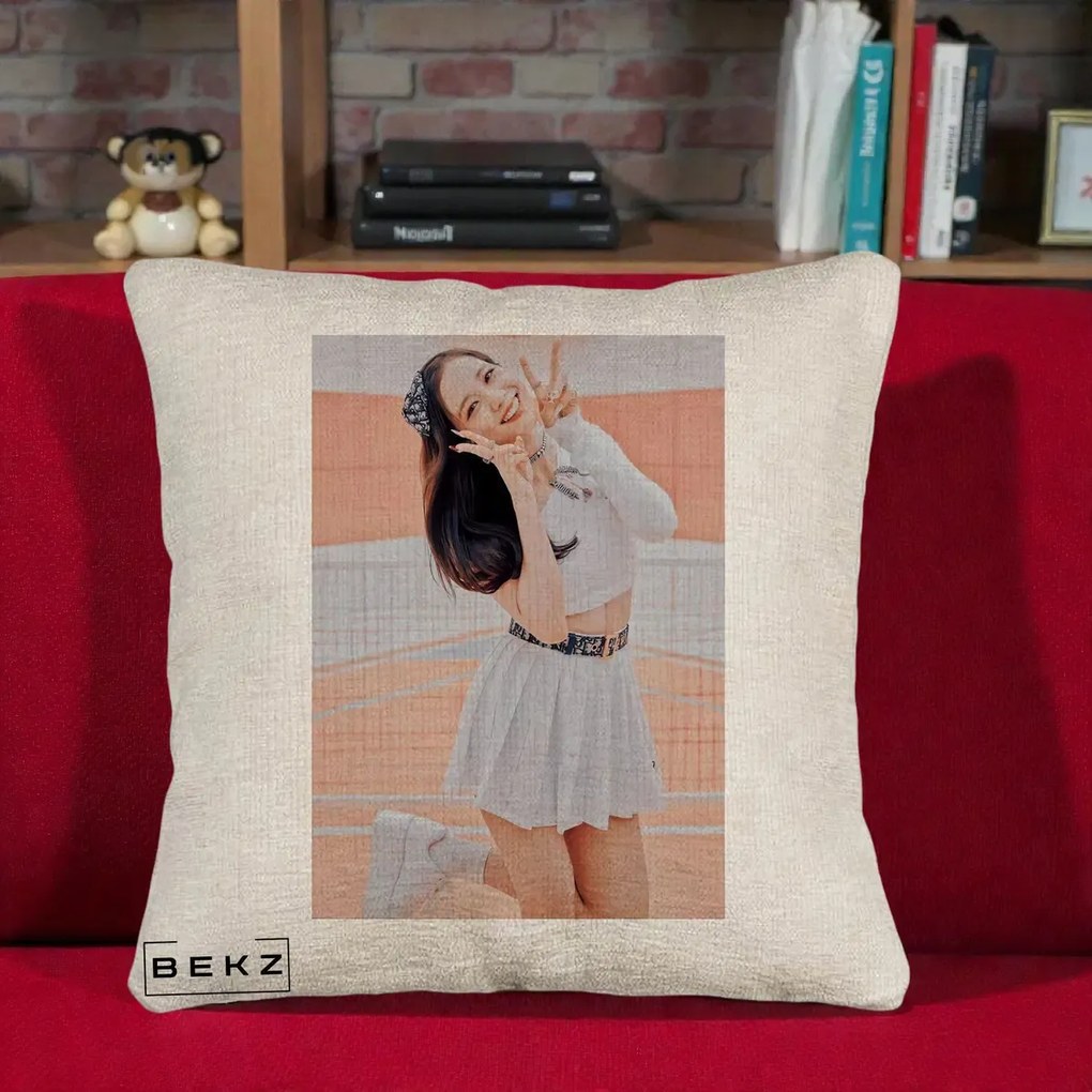 Perna Personalizata K-pop BLACKPINK Nayeon/Jisoo Tenis Alb, 40x40 cm, Bej Canapea, Husa Detasabila, Perna Inclusa, BEKZ®