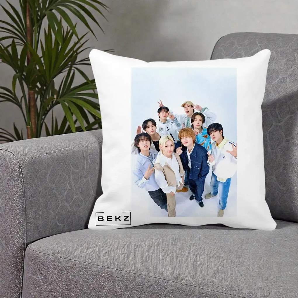 Perna Personalizata K-pop Stray Kids Foto Grup Alb cu 8 Membrii de Sus, 40x40 cm, Alba Mata, Husa Detasabila, Perna Inclusa, BEKZ®