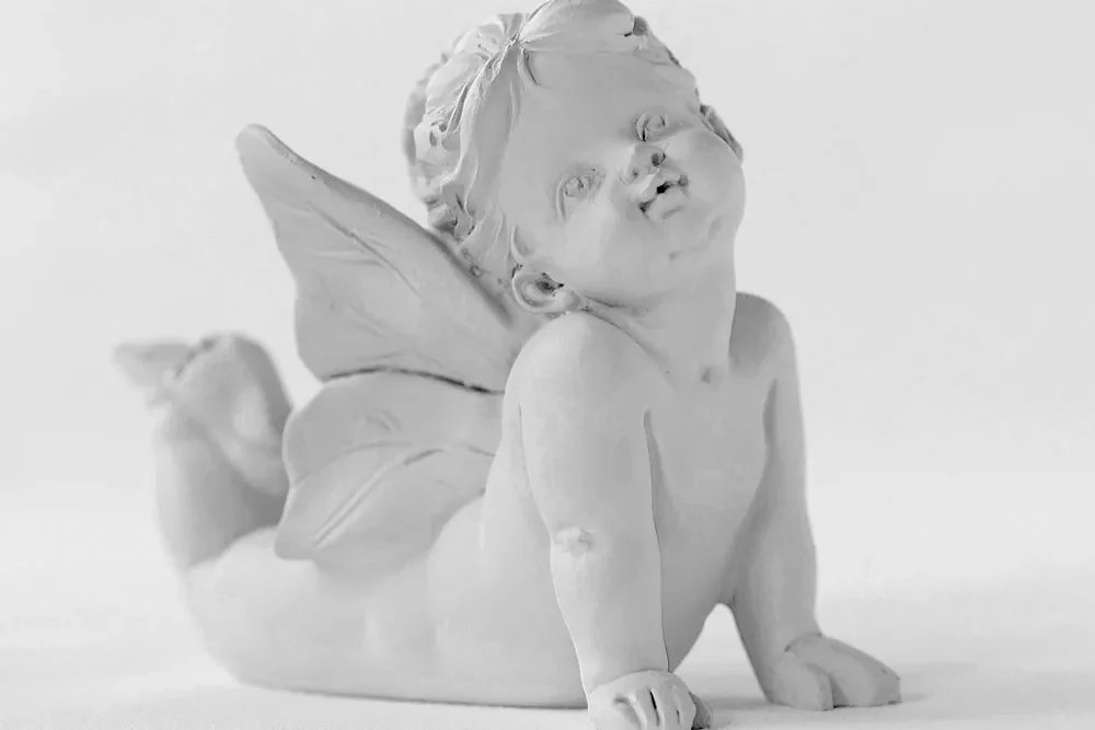 Tablou alb-negru statuie drăguță de înger