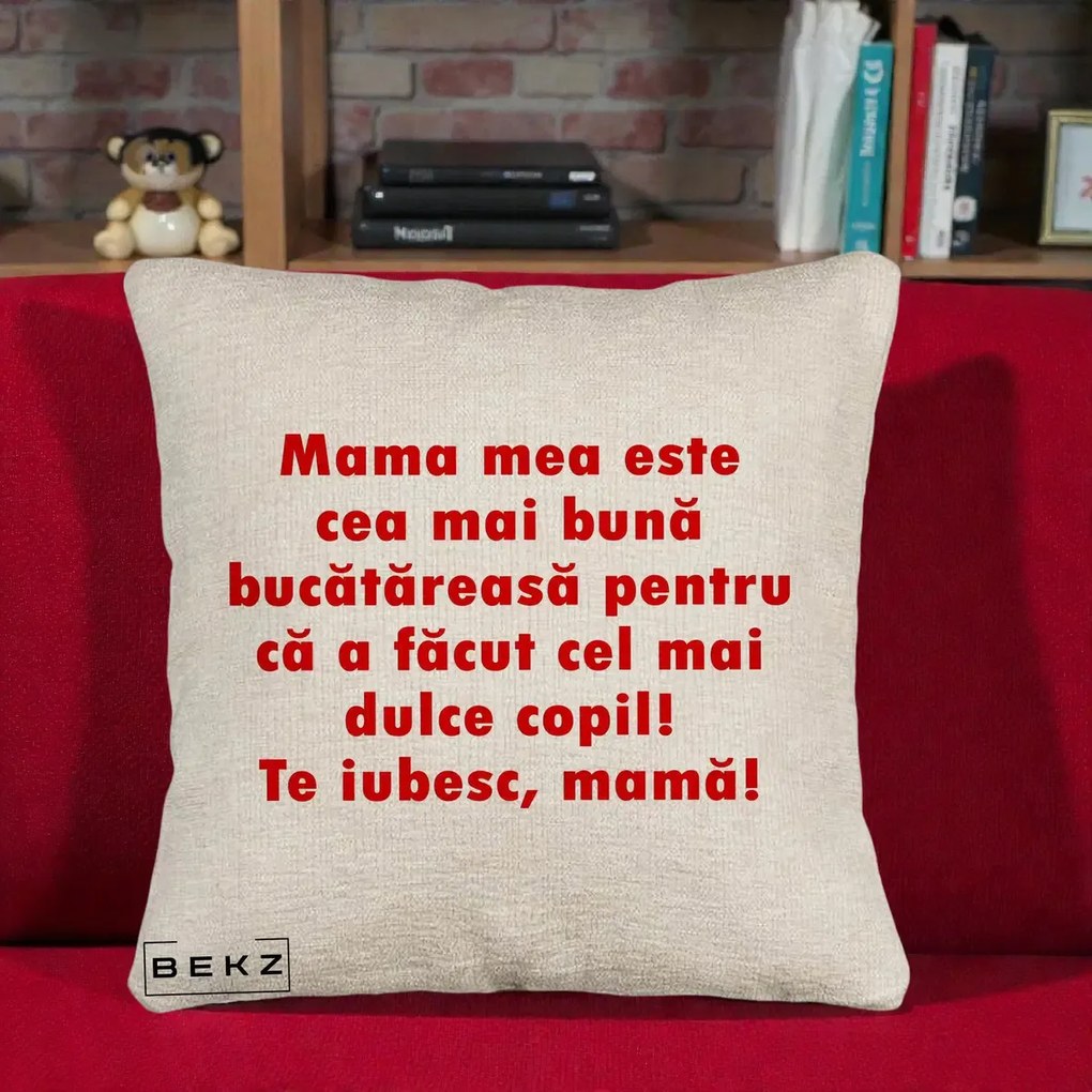 Cadou pentru Mama - Perna Personalizata Mama cea Mai Buna Bucatareasa, 40x40 cm, Bej Canapea, Husa Detasabila, Perna Inclusa, BEKZ®