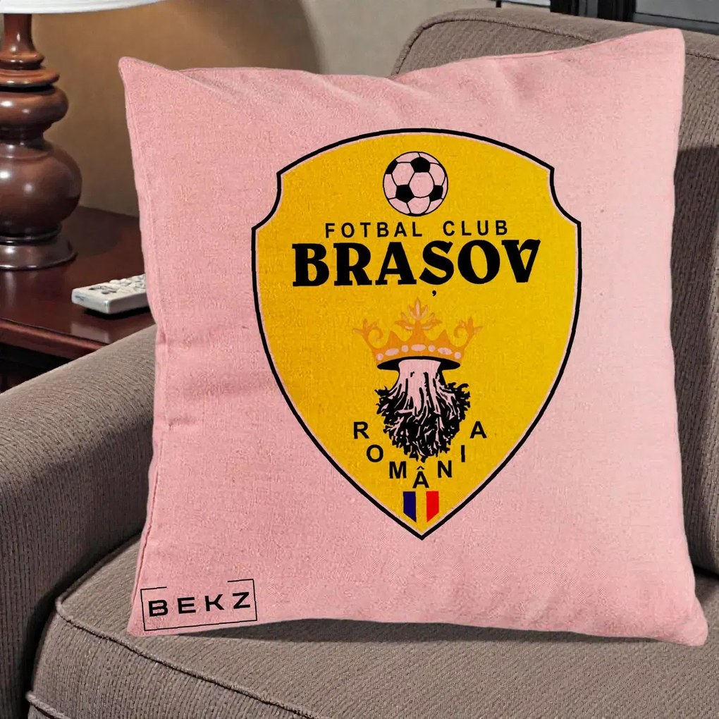 Perna Personalizata FC Brasov Fotbal Romania, 40x40 cm, Roz, Husa Detasabila, Perna Inclusa, BEKZ®