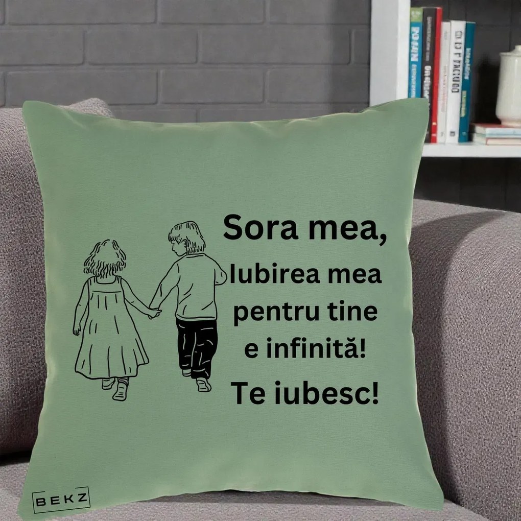 Cadou pentru Sora - Perna Personalizata Sora Mea Te Iubesc Copii Tinand Maini din Spate, 40x40 cm, Verde, Husa Detasabila, Perna Inclusa, BEKZ®