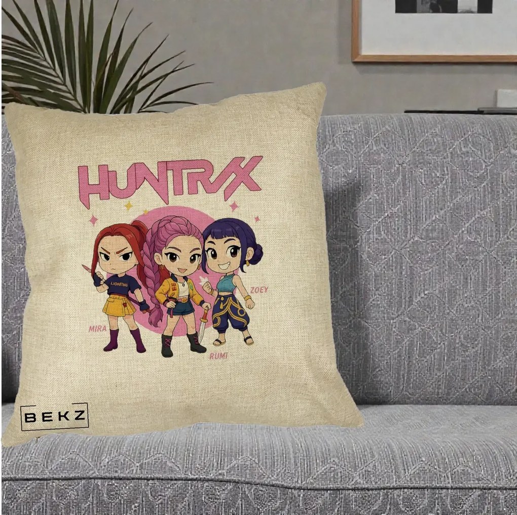 Perna Personalizata K-pop HUNTRX Trio Chibi cu Arme, 40x40 cm, Crem, Husa Detasabila, Perna Inclusa, BEKZ®