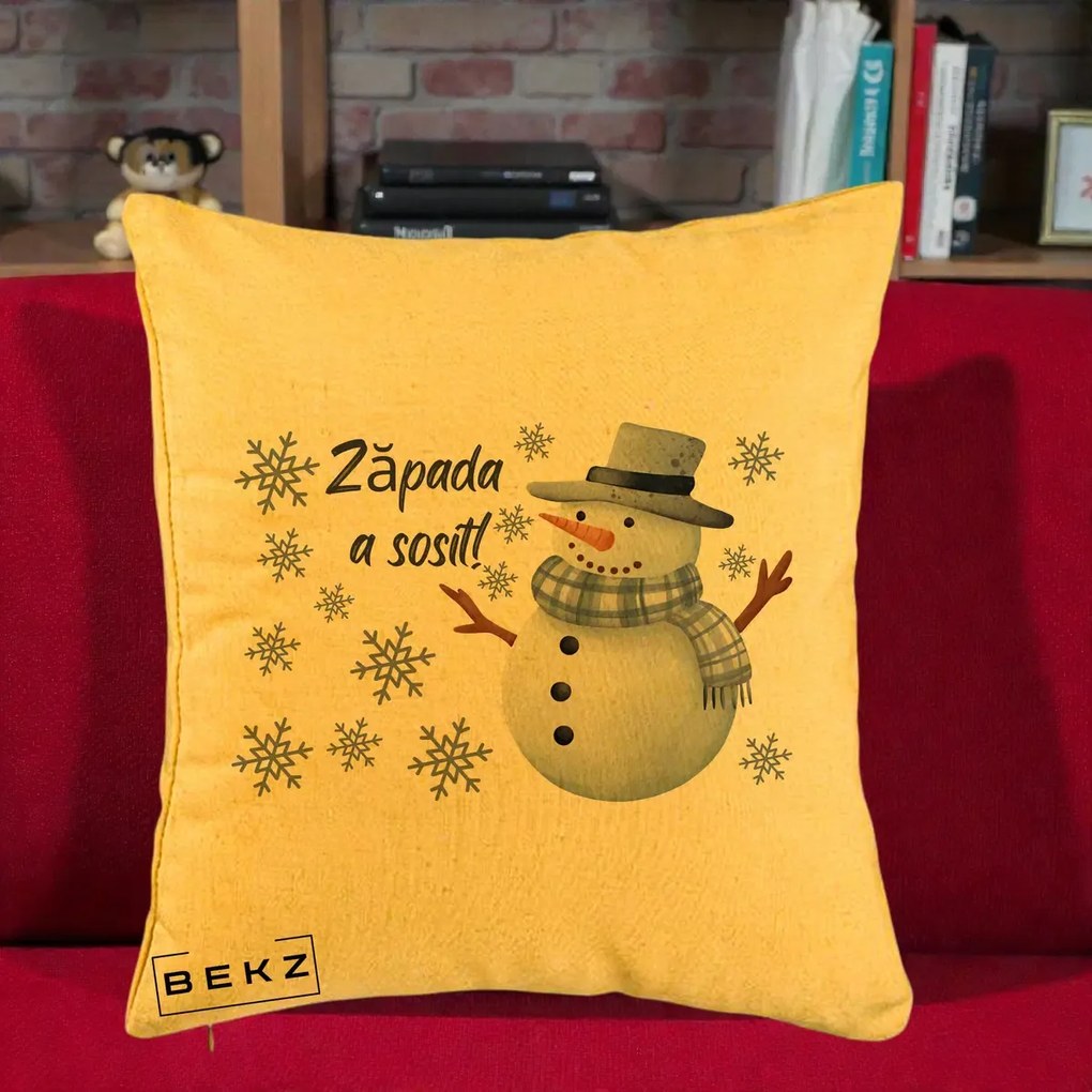 Perna Decorativa Zapada a Sosit Om de Zapada, 40x40 cm, Galben, Husa Detasabila, Perna Inclusa, BEKZ®