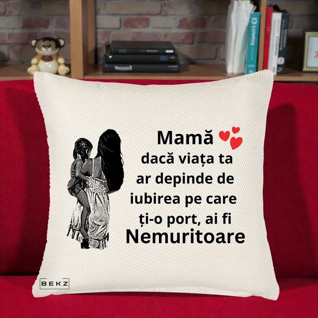 Cadou pentru Mama - Perna Personalizata Mama Nemuritoare Imbratisare, 40x40 cm, Crem Reliefat, Husa Detasabila, Perna Inclusa, BEKZ®